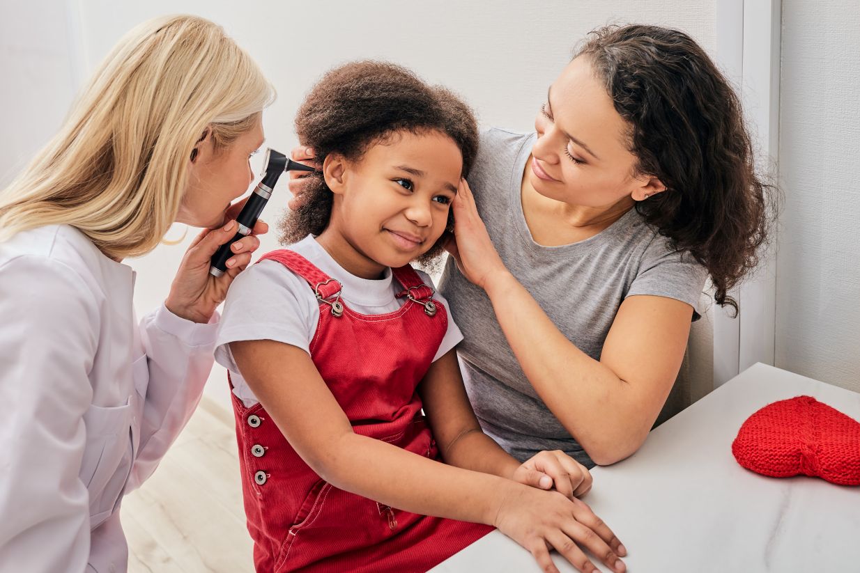 Pediatric-Hearing-Loss-exam Audiologist examining a child’s ear